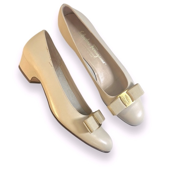 SALVATORE FERRAGAMO Beige Flats with Signed Gold Tone Logo Bows SZ 7.5 AAAA - Picture 9 of 15